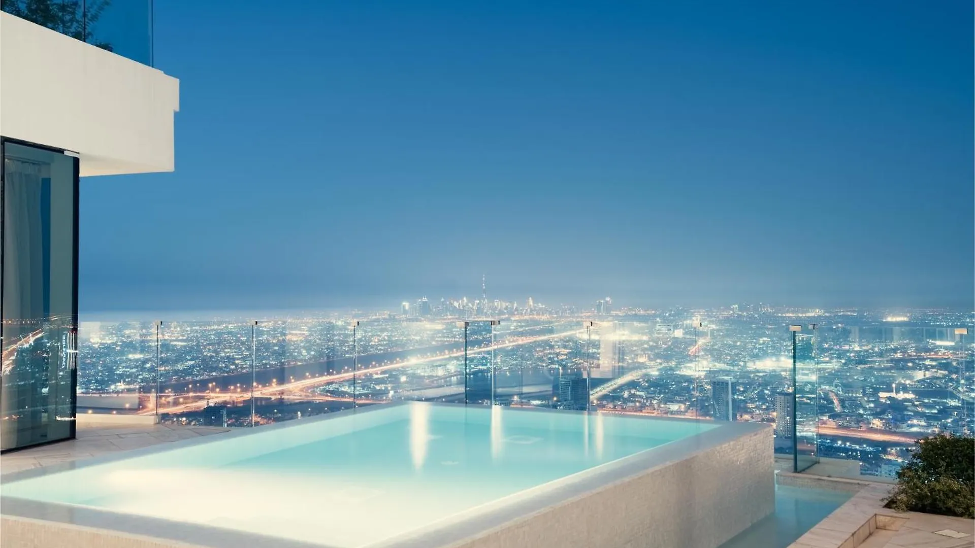 Five Jumeirah Village Dubaj