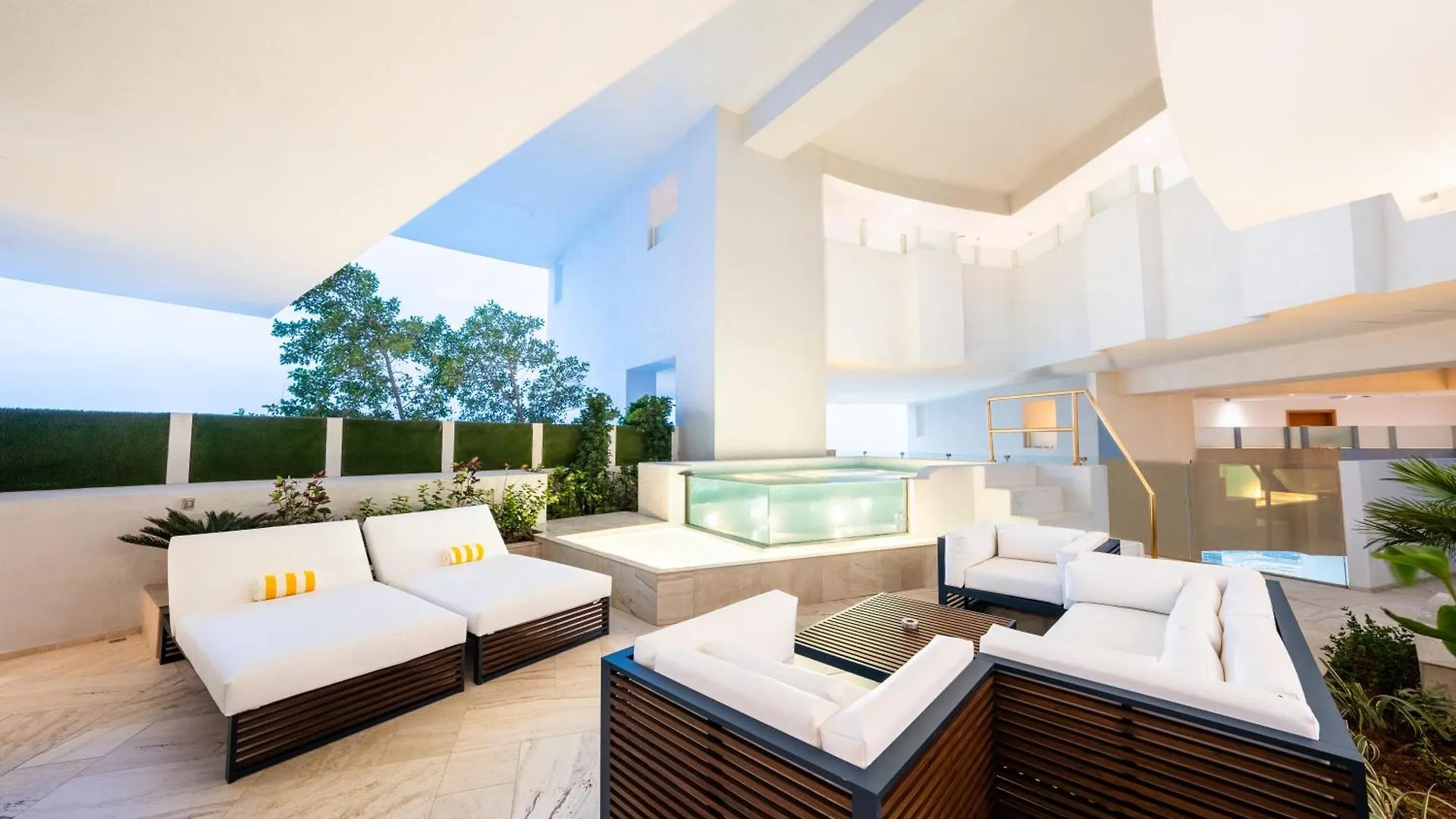 Five Jumeirah Village Dubaj
