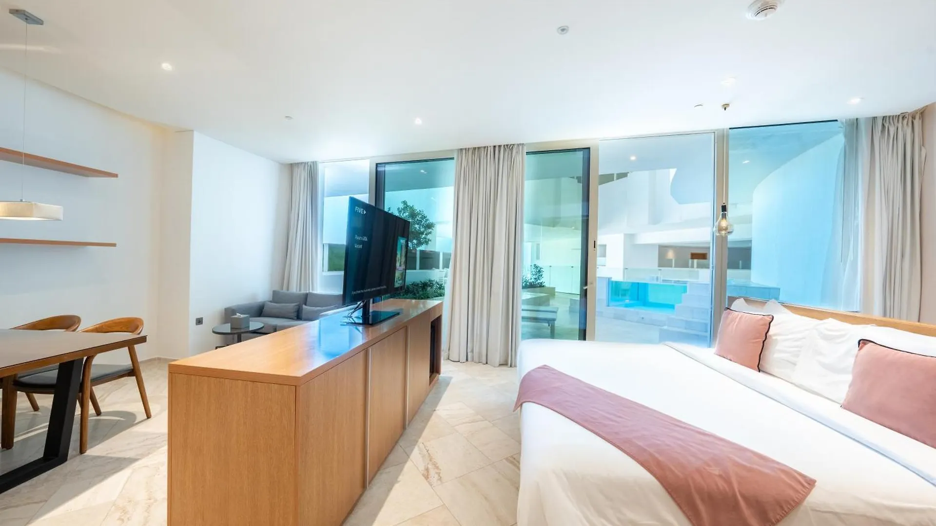 Five Jumeirah Village Dubaj Hotel